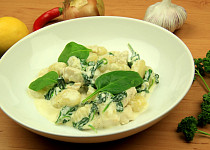 Gnocchi s kuřecím masem, špenátem a sýrovo-smetanovou omáčkou Gnocchi s kuřecím masem, špenátem a sýrovo-smetanovou omáčkou