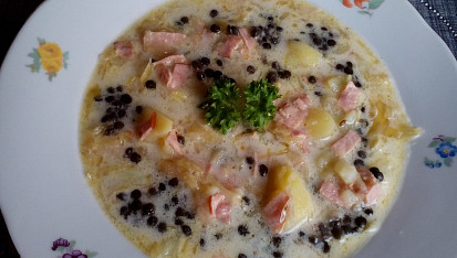 Kyselica s černou čočkou