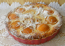 Meruňkový koláč s mandlemi a tvarohem