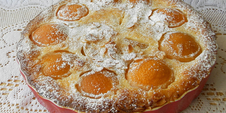 Meruňkový koláč s mandlemi a tvarohem