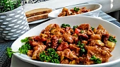 Ostřejší salát z kuřecí tlačenky se sušenými rajčaty