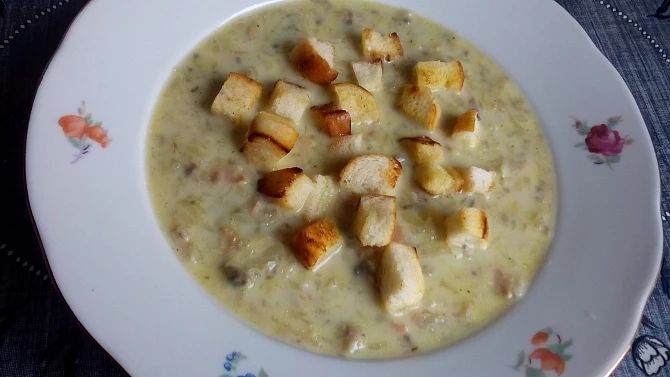 Strouhaná bramborovo-houbová polévka