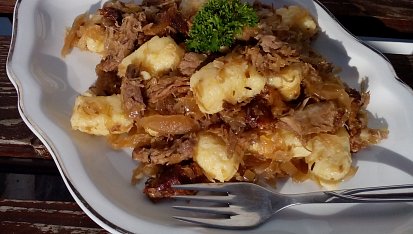 Trhaná kachna / husa se zelím a bramborovými noky