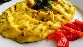Batátová bramborová kaše se směsí na másle restované cibulky a slaniny
