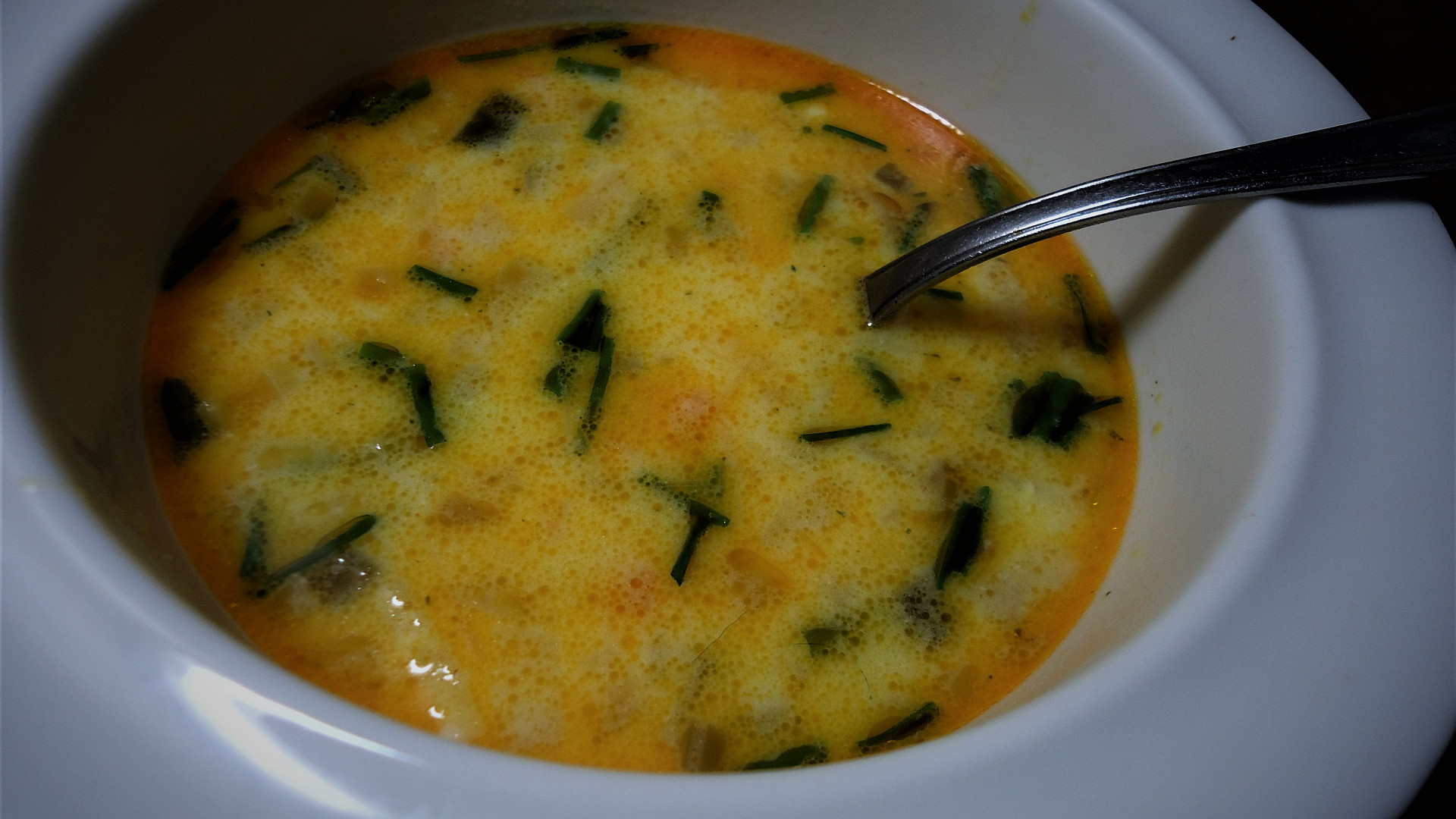 Bramborová polévka se smetanou a sýrem