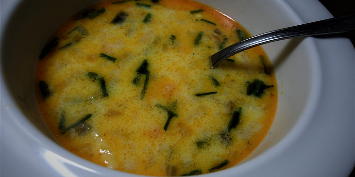 Bramborová polévka se smetanou a sýrem