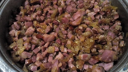 Bramborové knedlíky s cibulovo-uzenou směsí