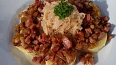 Bramborové knedlíky s cibulovo-uzenou směsí