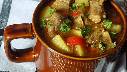 Chalupářské vepřové maso s bramborami