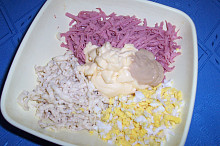 nastrouhané suroviny + majonéza + hořčice