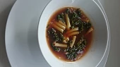 Houbová  polévka s kadeřávkem a těstovinou
