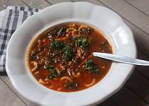 Houbová  polévka s kadeřávkem a těstovinou