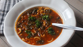 Houbová  polévka s kadeřávkem a těstovinou