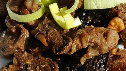 Hovězí nudličky se sušenými švestkami, houbami a ořechy (bez tuku), Hovězí nudličky se sušenými švestkami, houbami a ořechy (bez tuku)