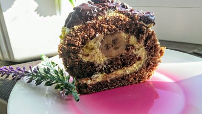 Kakaová roláda s višněmi,  plněná  jogurtovo-banánovým krémem