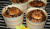 Kakaové muffiny s čokoládou a kuličkou rafaelo (Kakaové muffíny s čokoládou a kuličkou rafaelo)