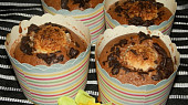 Kakaové muffiny s čokoládou a kuličkou rafaelo (Kakaové muffíny s čokoládou a kuličkou rafaelo)