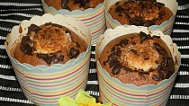Kakaové muffiny s čokoládou a kuličkou rafaelo