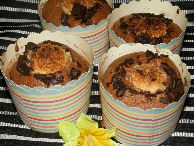 Kakaové muffiny s čokoládou a kuličkou rafaelo, Kakaové muffíny s čokoládou a kuličkou rafaelo