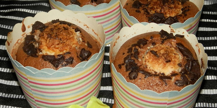 Kakaové muffíny s čokoládou a kuličkou rafaelo