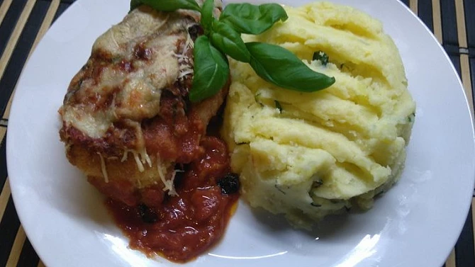 Kuřecí maso s mozzarellou a šťouchané bazalkové brambory