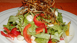 Ledový salát s mozarellou a opečenou petrželí