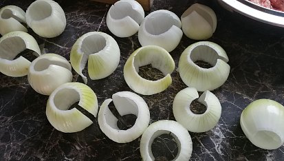 Plněné cibulové koule, takto vypadají už \"oloupané\" cibule :)