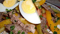 Salát z hovězího masa s vejci