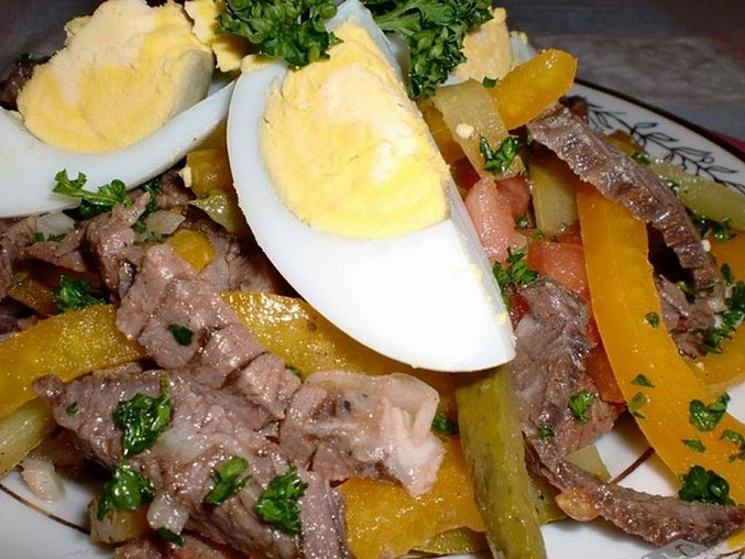 Salát z hovězího masa s vejci