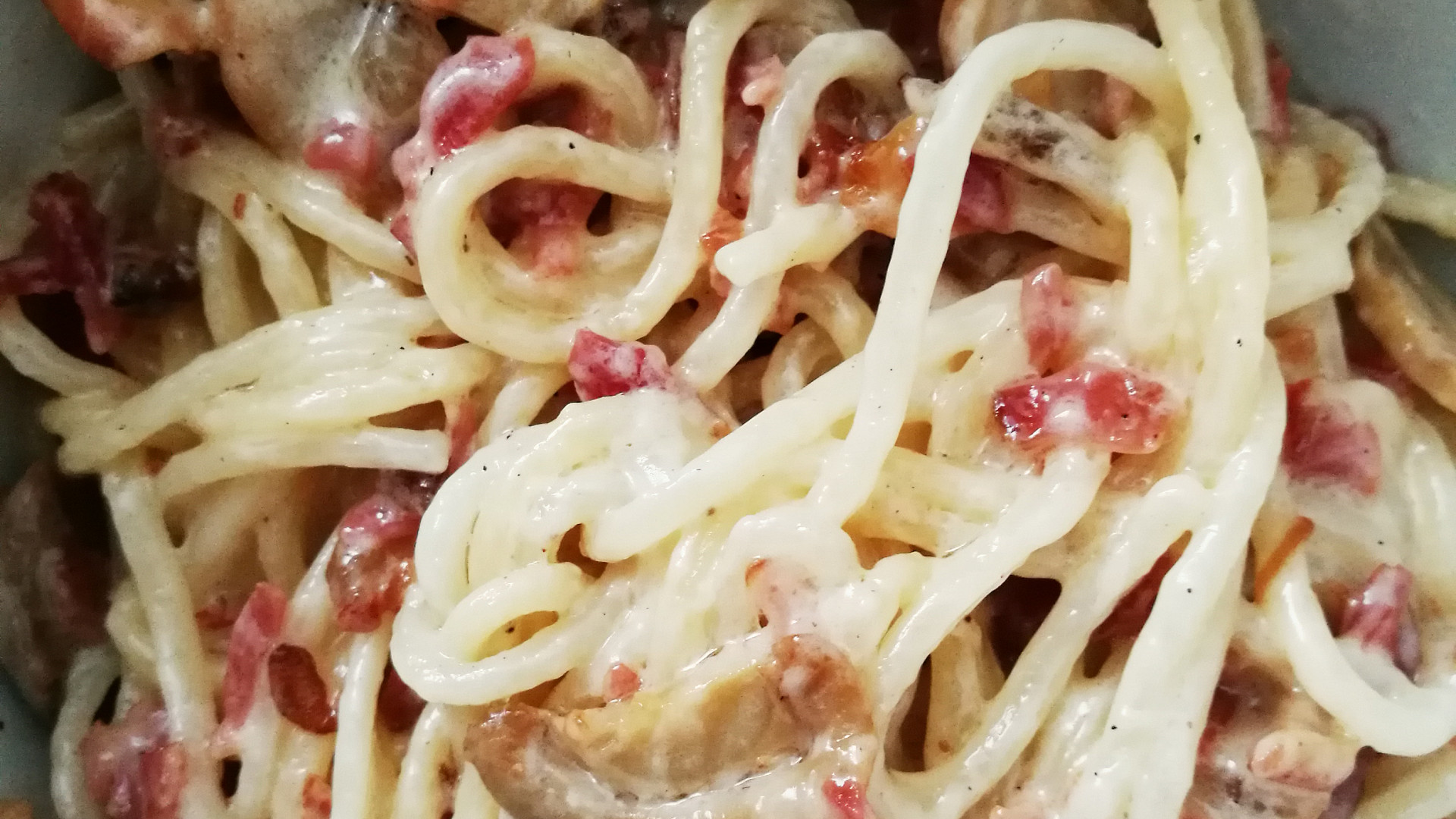 Špagety se smetanou, houbami, slaninou a pancettou