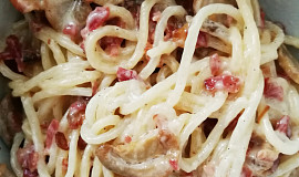 Špagety se smetanou, houbami, slaninou a pancettou