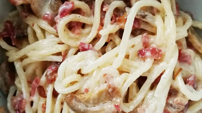 Špagety se smetanou, houbami, slaninou a pancettou