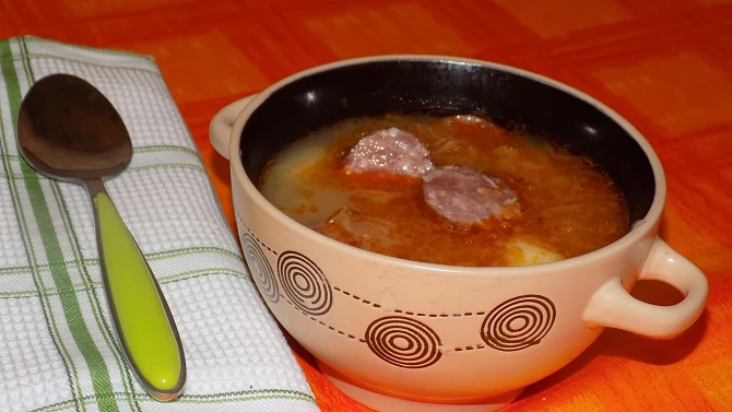 Staročeská zelňačka s klobásou