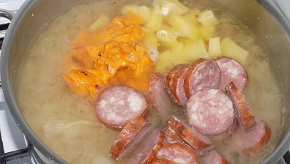 Staročeská zelňačka s klobásou