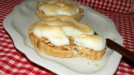 Tartaletky s jablky, ořechy a sněhem