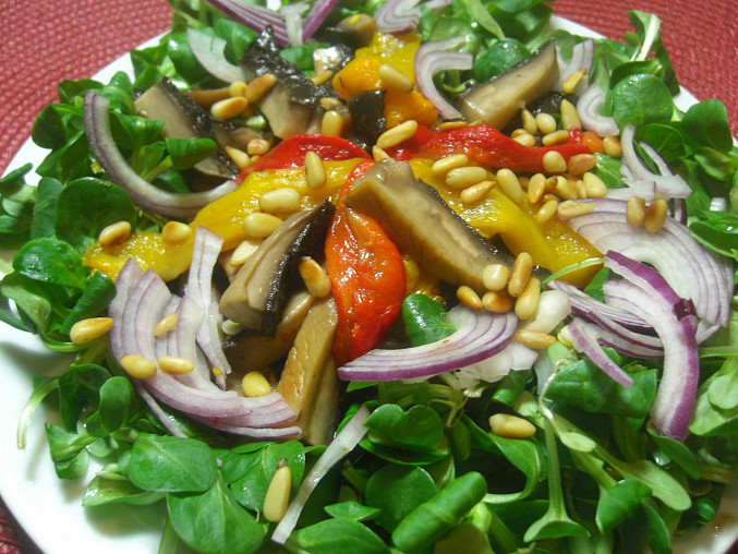 Teplý salát z hub s červenými a žlutými paprikami