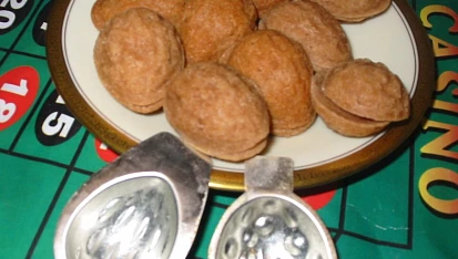Vánoční ořechy s čokoládovou náplní