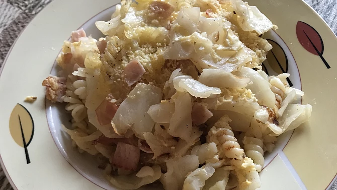 Zapečené těstoviny se zelím a uzeným masem