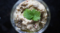 Lilková pomazánka Baba Ghanoush (vegan)