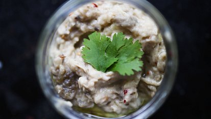Lilková pomazánka Baba Ghanoush (vegan)