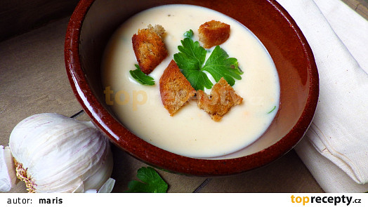 Bílá sýrová polévka s česnekem a krutonky