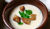Bílá sýrová polévka s česnekem a krutonky