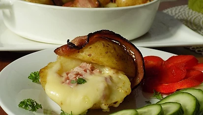 Brambory pečené ve slanině, plněné sýrem