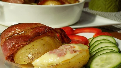 Brambory pečené ve slanině, plněné sýrem