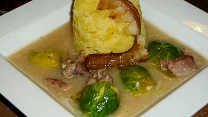 Hovězí na špeku a růžičkové kapustě