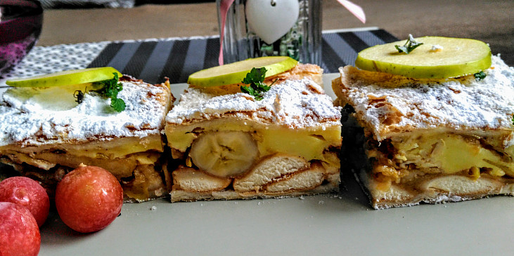 Listový  koláč s jablky, banány a pudinkem