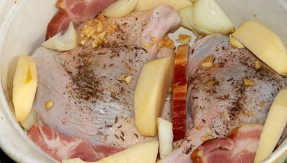 Kachní stehna na zázvoru a jablkách s vinnou omáčkou, Kachní stehna na zázvoru a jablkách s vinnou omáčkou