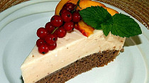 Kakaový dort s broskvovou pěnou