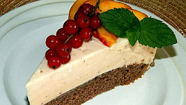 Kakaový dort s broskvovou pěnou