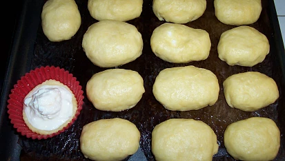 Křehké řezy à la kolínské řepánky, buchty před pečením